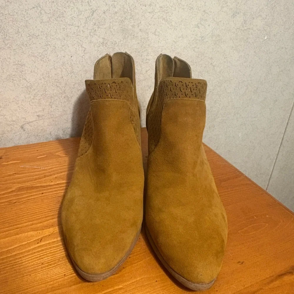 Vince Camuto Norva Women's Tan Suede Ankle Boots Booties Size 7.5